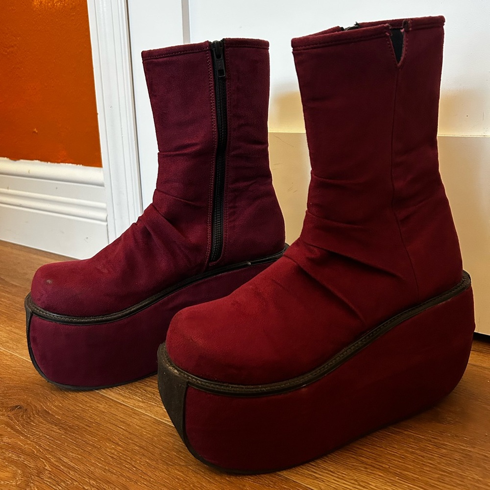 Burgundy Platform Demonias
